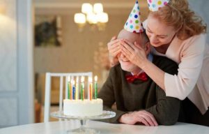 Comment aider votre voisine âgée à choisir le cadeau de son anniversaire de mariage