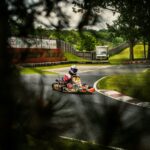 des gens font du kart sur la route pendant la journée
