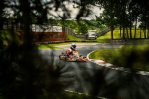 des gens font du kart sur la route pendant la journée