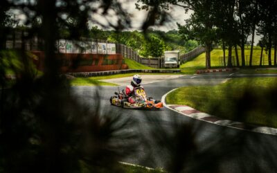 des gens font du kart sur la route pendant la journée