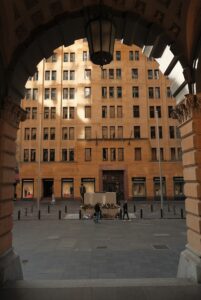 Un grand bâtiment avec une horloge sur la façade