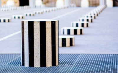 blocs de bois blancs et noirs sur sol en béton gris