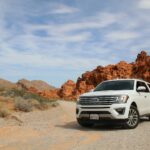 SUV Ford Explorer blanc garé