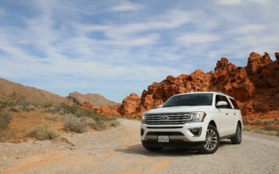 SUV Ford Explorer blanc garé