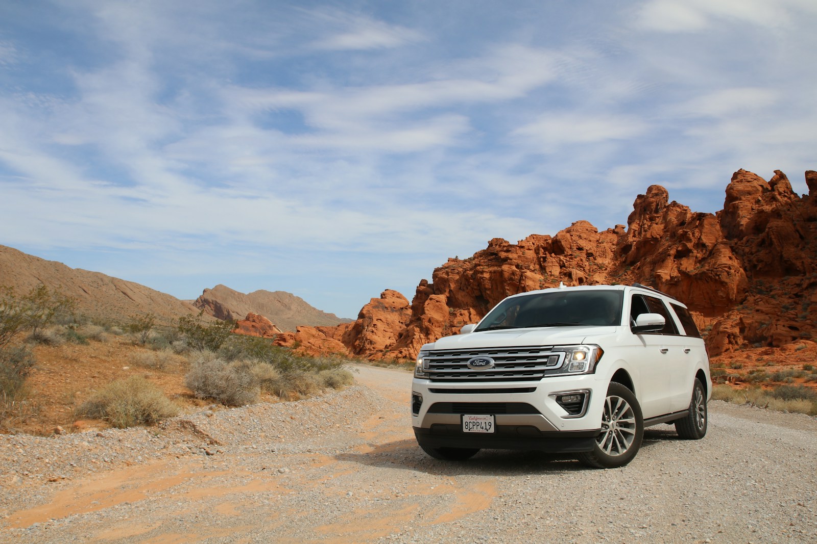 SUV Ford Explorer blanc garé
