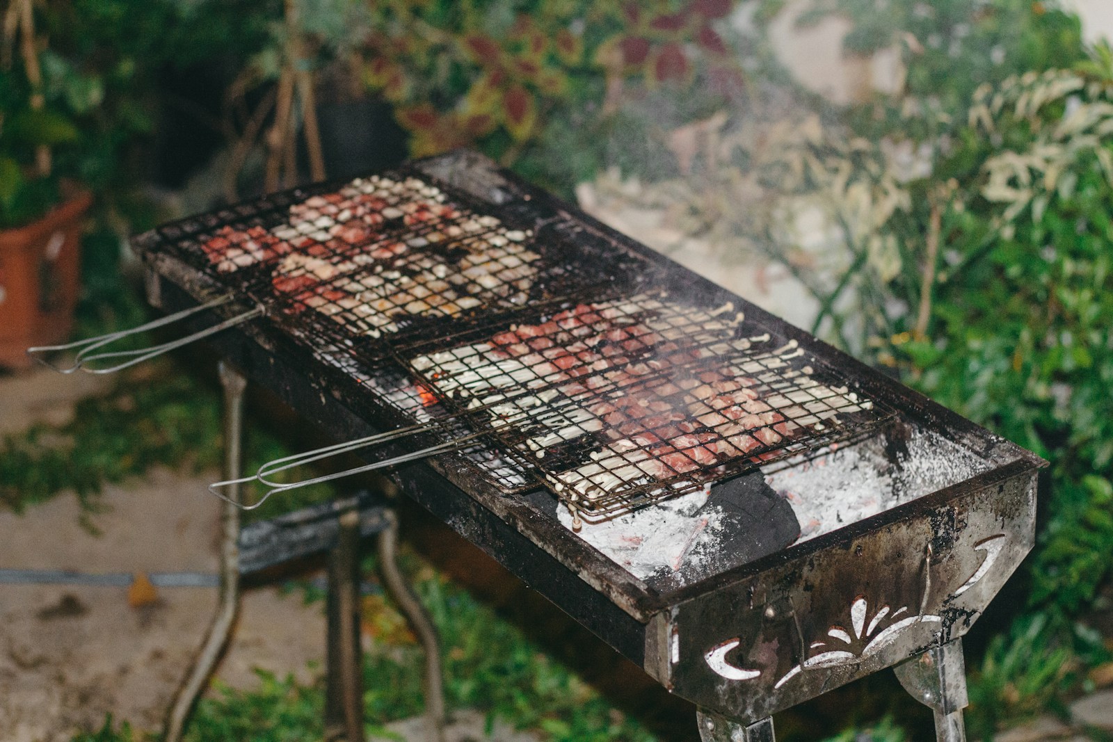 un gril sur lequel il y a de la nourriture