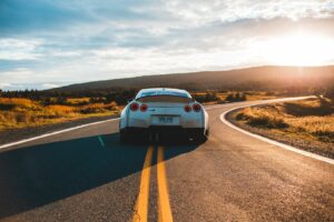 coupé sport argenté sur route asphaltée
