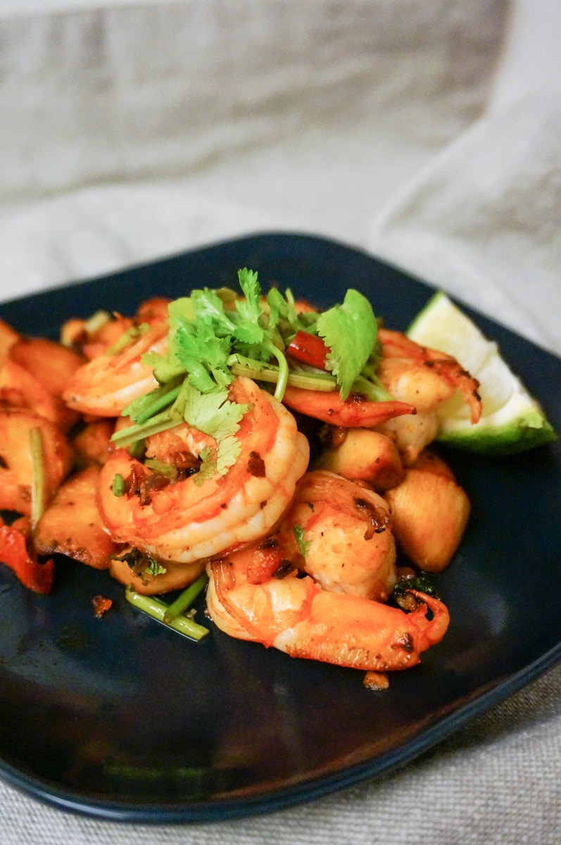 crevettes cuites sur une assiette en céramique bleue